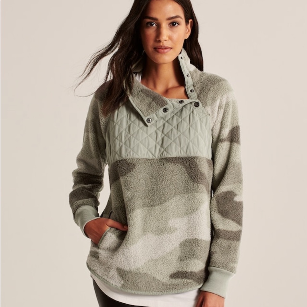 A&F Asymmetrical Snap-Up Fleece. NWT